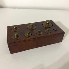 Originale antico 1934 - 8 Pesi bilancino di precisione in ottone e base in noce