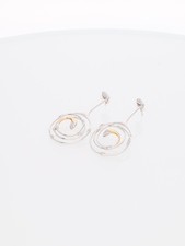 Orecchini pendenti a spirale in oro bianco e giallo con diamanti