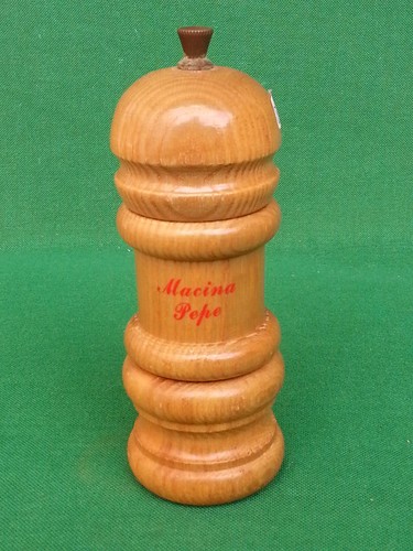 Vecchio macinino legno - in,
