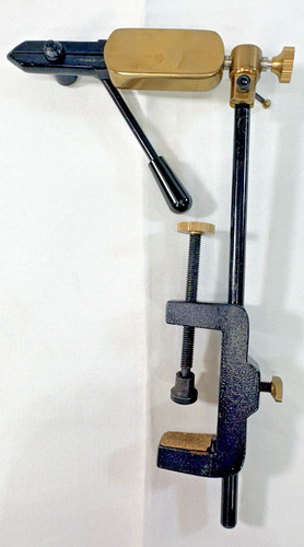 Crown fly tying - tying, vise