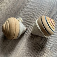 Lotto 2 Trottole in legno. Con