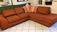 Divano angolare in tessuto arancio in buone condizioni di dimensioni 210 * 180
