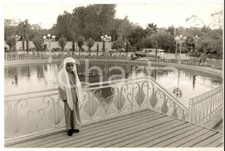1965 ca ARABIA SAUDITA Principe Makhur ibn SAUD bambino a bordo piscina *Foto