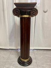 Bellissima colonna in legno in stile barocco