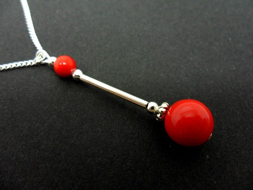 Una bellissima collana con - una,