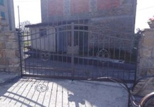 cancello in ferro pieno forgiato e battuto a mano da cm. 300x195 due ante