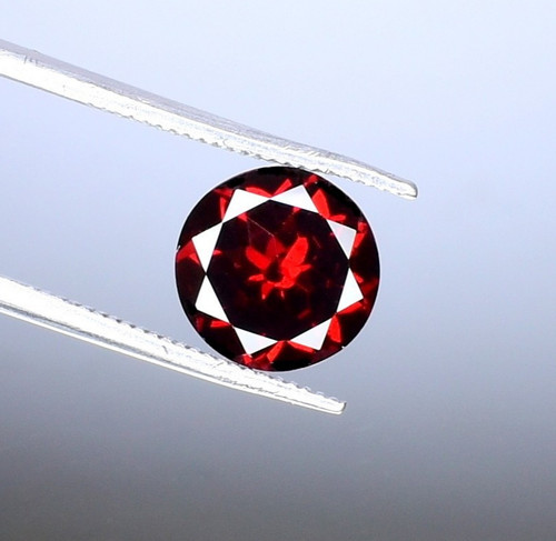 Granato rosso sfaccettato
