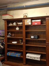 libreria in legno vecchio di castagno  aperta con ripiani mobili