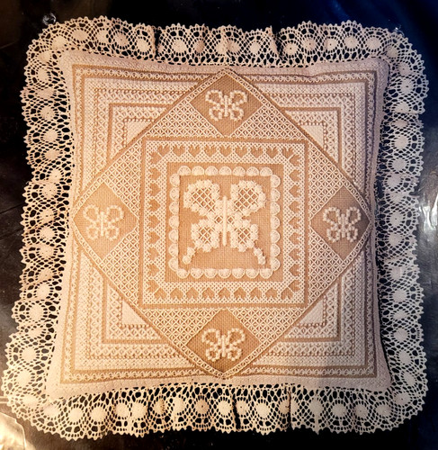 Cuscino traforato farfalla