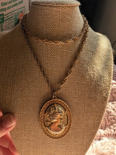 Collana con ciondolo cammeo