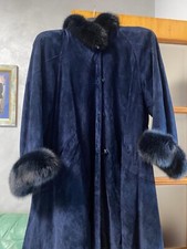 Montone blu scuro in camoscio, con inserti di ecopelliccia