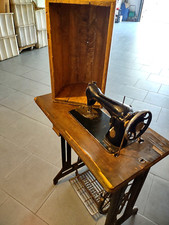 Macchina da cucire antica singer  base in legno e metallo del 1934 con coperchio