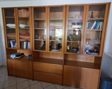 Libreria attrezzata con ripiani,vetrinette, cassetti, sportelli. 300x45x230 cm