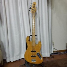 Fender Japan Jazz Bass è