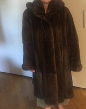 Pelliccia di visone scuro con cappuccio 