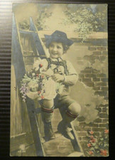 BAMBINO IN POSA CON COSTUME TIROLESE E FIORI