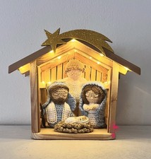 Presepe uncinetto, capanna in legno, sacra famiglia, regalo Natale, luci a led
