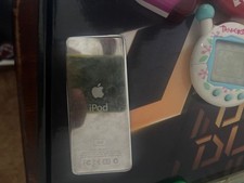 Lotto Vintage: iPod Nano 2ª Gen + 4 Tamagotchi + 6 Schede di Memoria