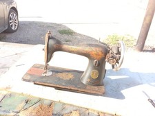 ANTICA MACCHINA PER CUCIRE