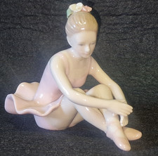 Ballerina in Porcellana Statuetta Royal Class Ballerina Seduta e Corona a Fiori