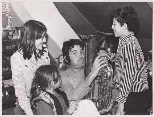 Pierre perret jouant - tuba,