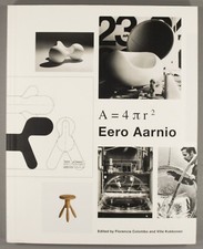 Sedia a sfera A = 4 R 2 Eero Aarnio design finlandese monografia ecc.