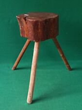 SGABELLO ARTIGIANALE TREPPIEDI DA MUNGITURA IN LEGNO MASSELLO VINTAGE. CN66