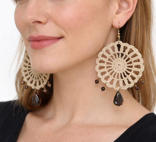 Orecchini beige oro con - e,