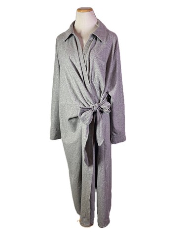 Abito grigio nuovo con