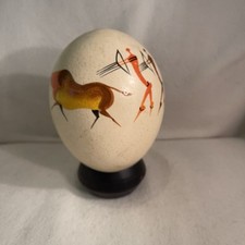 Uovo di struzzo africano dipinto scena di caccia preistorica con supporto in legno