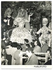 1954 CARNEVALE VIAREGGIO Visitatori guardano i carri negli hangar causa pioggia