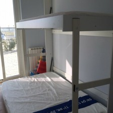 Letto triplo a castello, tre posti letto in uno, letto richiudibile nella parete