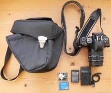 Olympus E-410 fotocamera reflex digitale e obiettivo Zuiko 14-42 mm, caricatore e schede CF, custodia