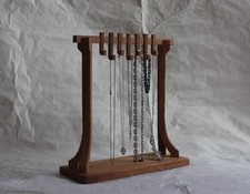 espositore di collane in