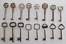Lotto di 16 vecchie chiavi, dagli anni '30 ai '60