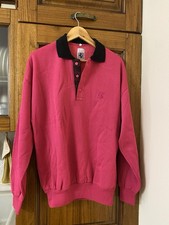 felpa polo vintage rosa shocking con colletto nero e logo Ferrari ricamato. 