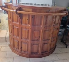 Angolo Bar Completo con Sgabelli – Stile Pub per la Tua Casa!