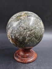 Sfera Di Cristallo Naturale. Multistrato Verde. 31 Cm, Con Base In Legno