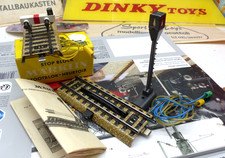 MARKLIN -Sgancia vagoni 5112 + segnale luce 5113 + Respingente con luce 7191