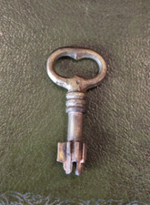 PICCOLA E PARTICOLARE CHIAVE IN OTTONE ANTICA,DA CASSAFORTE,RARA, KEY, CLE' CLEF