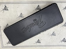 Custodia rigida modellata per