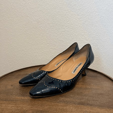 Manolo Blahnik tacchi a punta con borchie in vernice misura 41 11