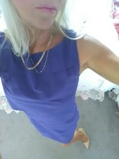 Striking abito viola a strati