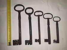 Collezione 5 chiavi antiche in ferro forgiato a mano di grandi dimensioni.