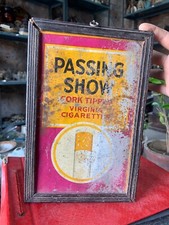 Insegna Latta Vintage Passing Show Punta Sughero Virginia Sigarette Litografia Incorniciata