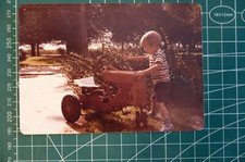 fotografia anni 70 - ritratto di bambino con trattore a pedali (Stati Uniti)