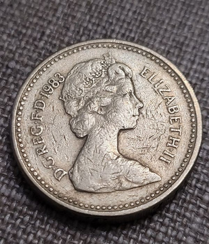 One pound 1983 decus - one,