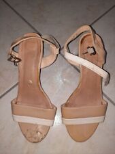 Sandalo allacciato alla caviglia molto usato