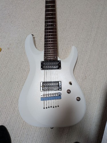 Chitarra elettrica bianca