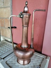 Brocca oliera o teiera in rame martellato e manico di ottone, antica.